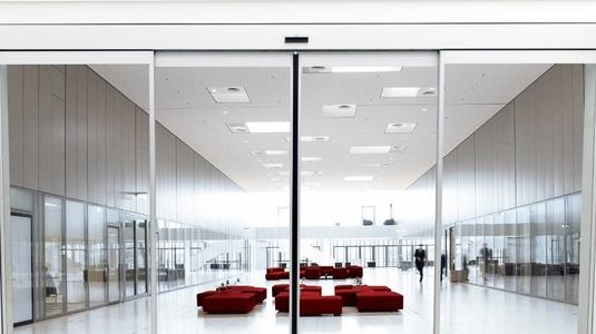 選門指南：自動門，跟我選，準(zhǔn)沒錯！多瑪DK90為您擺平一切