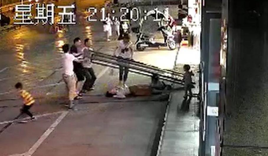 商場(chǎng)玻璃門砸人事件頻發(fā)，工程部應(yīng)該如何確保建筑入口的安全-防倒鏈