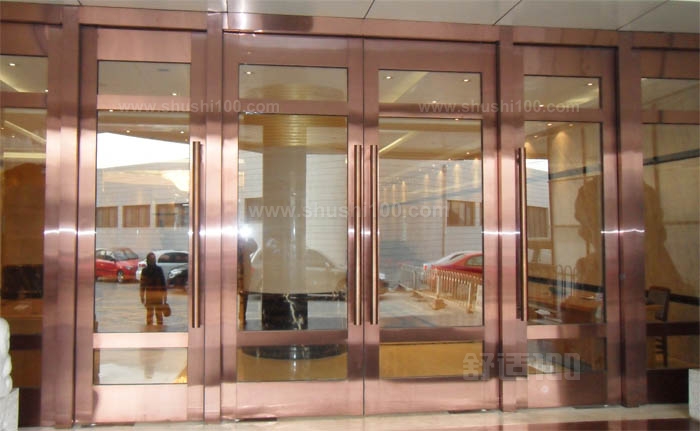 地彈簧門如何安裝才能安全牢固，防倒鏈?zhǔn)莻€(gè)好東西